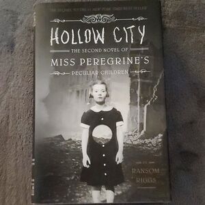 Hardcover Hollow City Novel (#2 of Miss Peregrine's Peculiar Children)